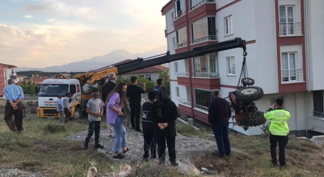 Traktör Şarampole Devrildi, Kadın Sürücü Yaralandı