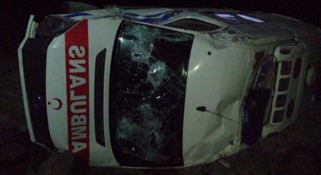 Devrilen ambulanstaki 4 kişi yaralandı