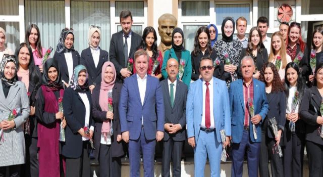 Aksaray’a Atanan Öğretmenler Karanfillerle Karşılandı