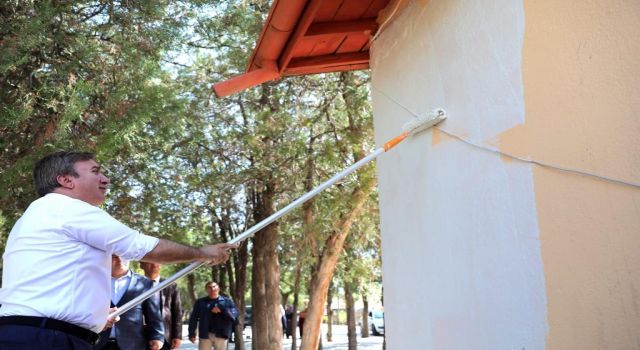 Vali Hamza Aydoğdu, Köy Okulunda Boya Yaptı