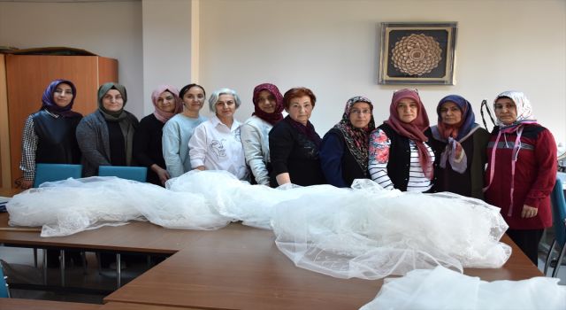 Gölcük Depremini Yaşayan Kadın, Depremzedeler İçin Makine Başına Geçti