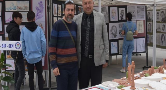 Liselilerin Sergisi Vatandaşları Mest Ediyor