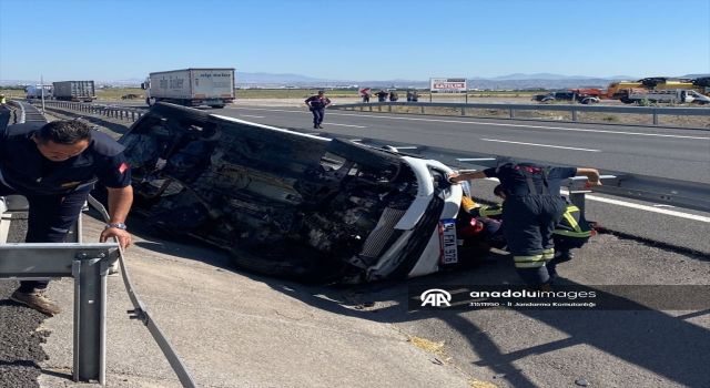 Bariyerlere çarpan otomobildeki çocuk öldü, 5 kişi yaralandı