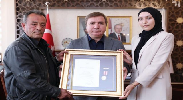 Şehit Ailelerine Devlet Övünç Madalyası ve Beratı Verildi