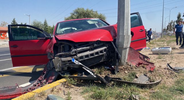 Otomobil Elektrik Direğine Çarptı: 2 Yaralı