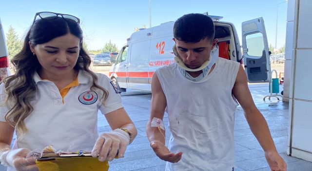 Refüje Çarpan Otomobildeki 5 Kişi Yaralandı