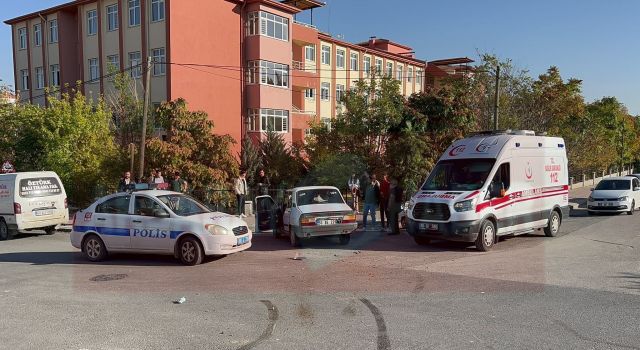 Hafif Ticari Araç ile Otomobil Çarpıştı: 1 Yaralı
