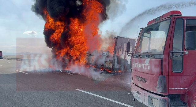 Jantın Çıkardığı Yangında Tır Dorsesi Küle Döndü