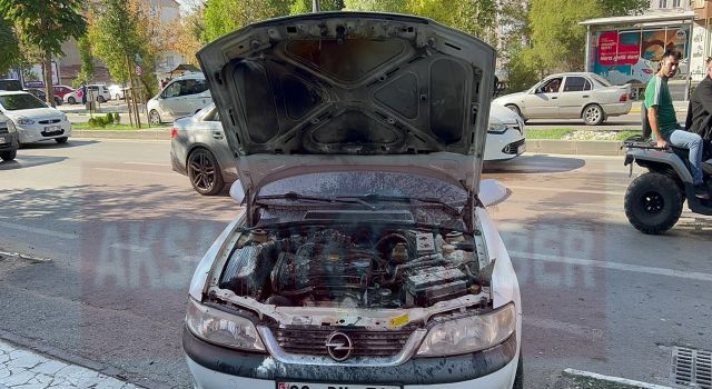 Motor Kısmı Yanan Otomobili Vatandaşlar Söndürdü
