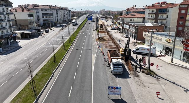 Aksaray Belediyesi 15 Mahalleyi Besleyen İçme Suyu Ana Şebeke Hattını Yeniliyor