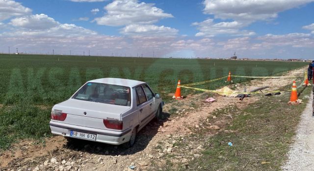 Tarla Kenarında Oturan İşçilere Otomobil Çarptı 1 Ölü 1 Yaralı
