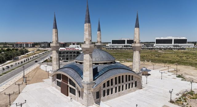 Hasta Yakını Konuk Evi ve Külliye Projesinde Caminin Çevre Düzenleme ve Peyzaj Çalışmaları Yapılıyor