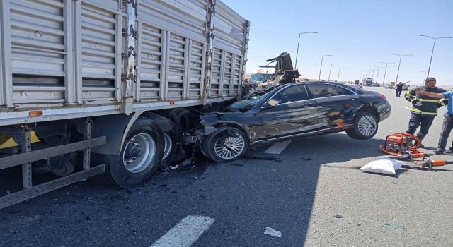 Lastiği Patladığı İçin Duran TIR’a Otomobil Çarptı;2 Ölü 1 Yaralı
