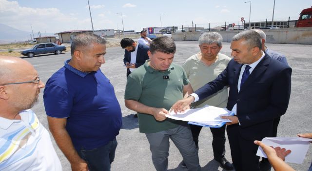 Belediye Başkanı Dr. Evren Dinçer Yapımı Devam Eden Tır Garajında Teknik İncelemelerde Bulundu