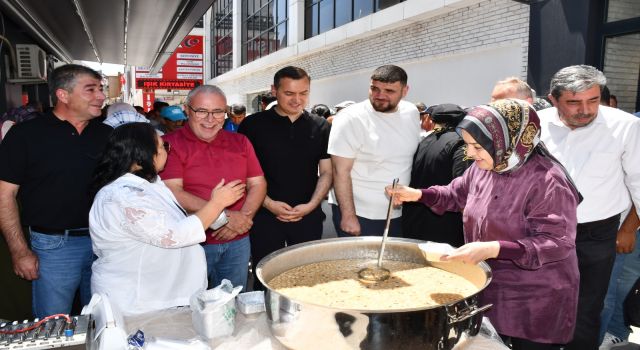 Koçaş Kuruyemişten Aşure İkramı