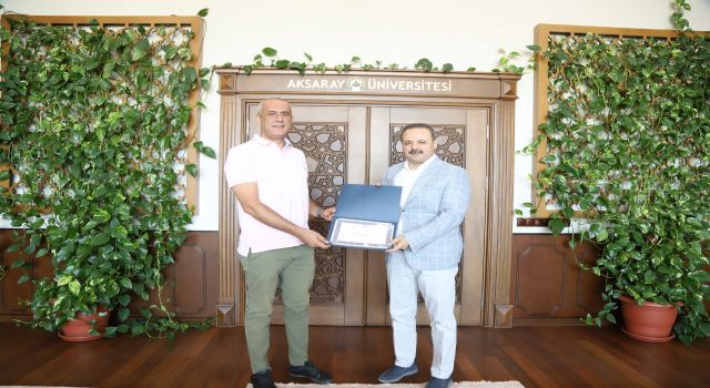 Rektör Arıbaş’tan NATO Ödüllü Akademisyene Teşekkür Belgesi