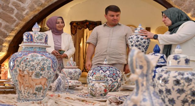Başkan Dinçer, II. Kılıçarslan Hamamı’nda, Kadınlar Lokali Sergi ve Satış Ofisini Ziyaret Etti