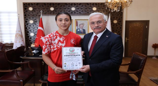 Dünya 2.’si Gülistan’ı Vali Kumbuzoğlu Makamında Ağırladı