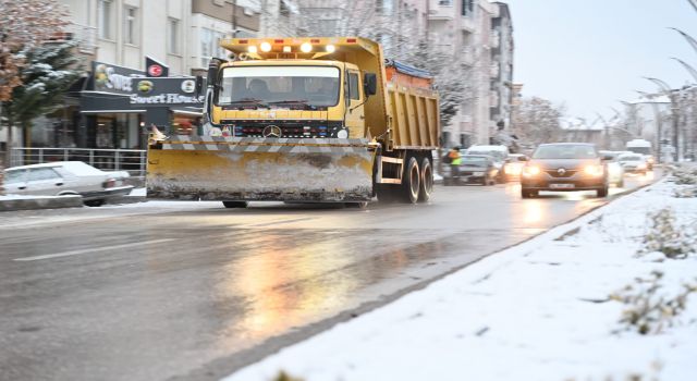 Aksaray Belediyesi Kar Yağışıyla Birlikte Kent Genelinde Çalışmalarını Sürdürüyor