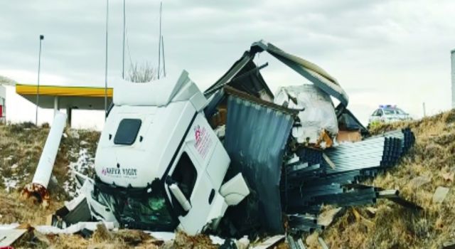 Adana Yolunda TIR Şarampole Yuvarlandı, Sürücü Ağır Yaralı