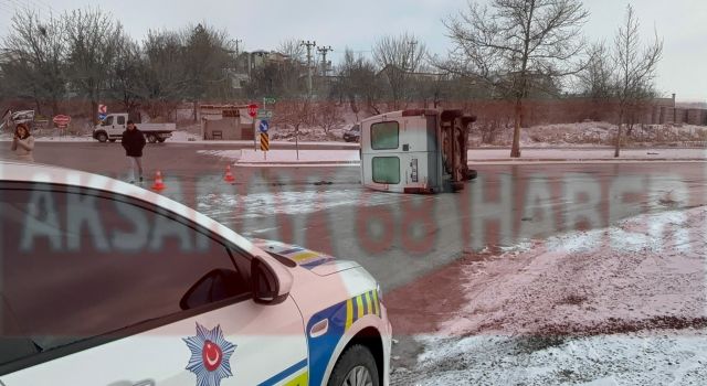 Kamyonetin Çarptığı Minibüs Devrildi