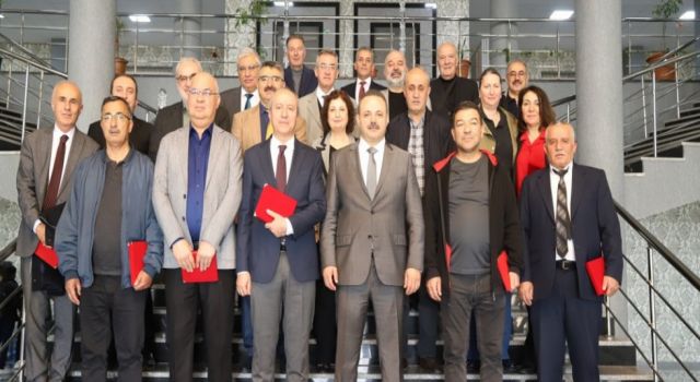 ASÜ’de En Kıdemli 20 Personele Teşekkür Plaketi