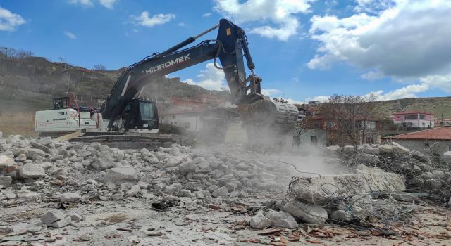 Köylerdeki 131 Metruk Yapı Yıkıldı