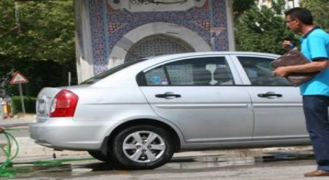 Gündüz Halka Geceleri de Onlara Hizmet Ediyor