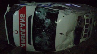 Devrilen ambulanstaki 4 kişi yaralandı