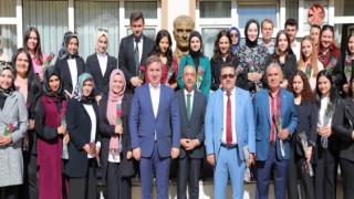 Aksaray’a Atanan Öğretmenler Karanfillerle Karşılandı