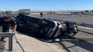 Bariyerlere çarpan otomobildeki çocuk öldü, 5 kişi yaralandı