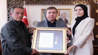 Şehit Ailelerine Devlet Övünç Madalyası ve Beratı Verildi