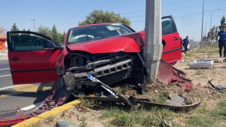 Otomobil Elektrik Direğine Çarptı: 2 Yaralı