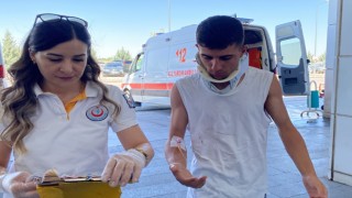 Refüje Çarpan Otomobildeki 5 Kişi Yaralandı