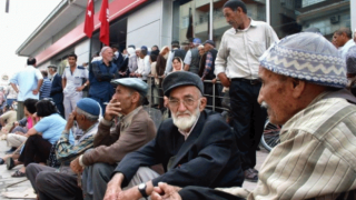 Emekliler “Çalışmak Zorundayız Diye İkramiye Alamıyoruz”