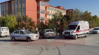 Hafif Ticari Araç ile Otomobil Çarpıştı: 1 Yaralı
