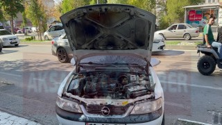 Motor Kısmı Yanan Otomobili Vatandaşlar Söndürdü