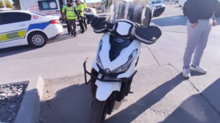 Motosiklet Otomobile Çarptı; 1 Yaralı