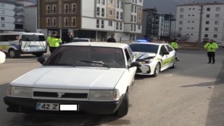 3 Çocuğuyla Polisten Kaçarken Kaza Yaptı