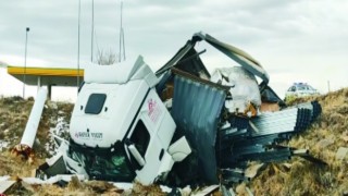 Adana Yolunda TIR Şarampole Yuvarlandı, Sürücü Ağır Yaralı