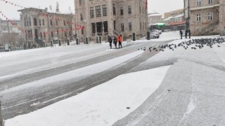 Belediye Ekipleri Buz Mesaisinde