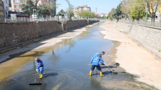 Aksaray Belediyesi Ekipleri Uluırmak’ta Temizlik Çalışması Gerçekleştirdi