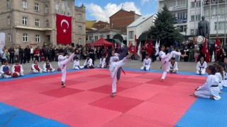 Meydanda 19 Mayıs Coşkusu