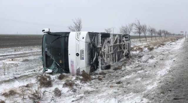 Tur Otobüsü Kaza Yaptı: 1 Ölü, 40’dan Fazla Yaralı