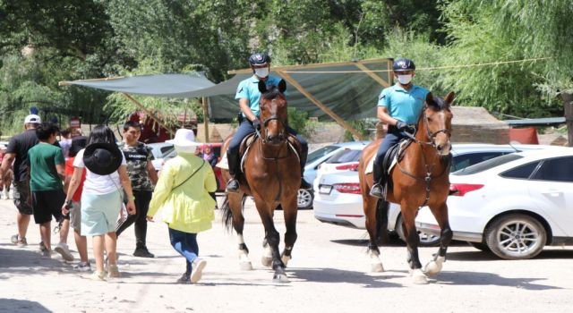 14 Kilometrelik Ihlara Vadisi'nde Atlı Jandarma Timleri Devriyede