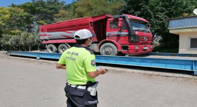 Işık ve Tonaj İhlali Yapan Kamyon Sürücüsüne 7 Bin 672 TL Ceza Kesildi