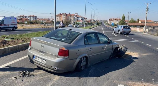 Kontrolden Çıkan Otomobil Refüje Çarptı: 1 Yaralı