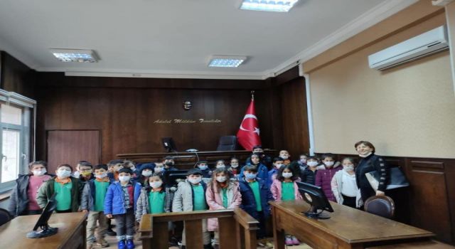 Minik Öğrenciler Meslekleri Tanımak İçin Adliyede