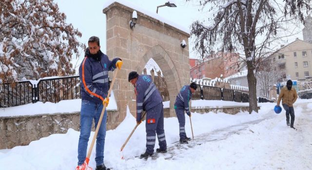 Aksaray Belediyesi Tüm Birimleriyle Karla Mücadele Ediyor