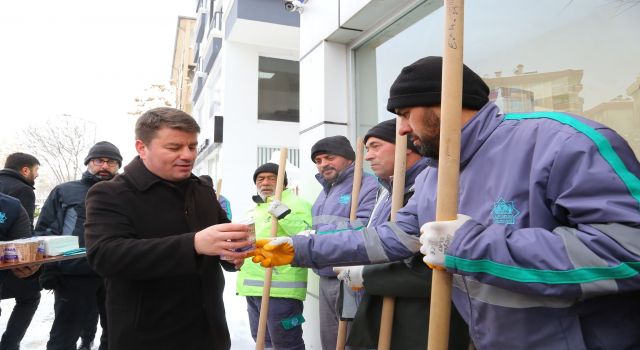 Başkan Dinçer Kar Temizlik Personeline Pekmez İkram Etti